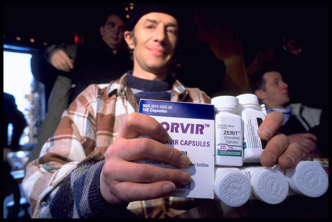 Des patients séropositifs français achètent des médicaments utilisés pour la trithérapie aux Etats-Unis, à New York en mars 1996 . Marta NASCIMENTO